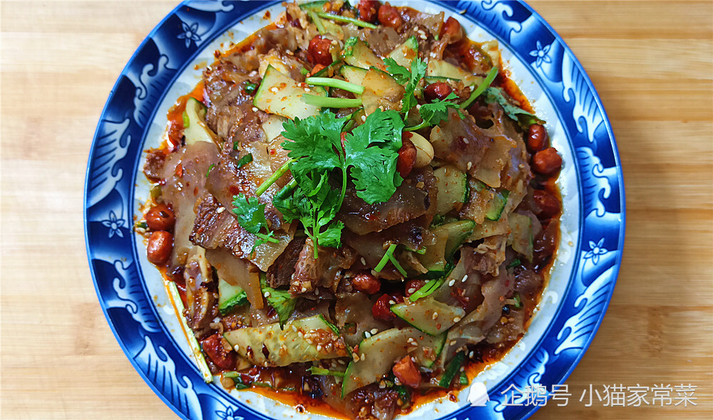 这道凉拌牛头肉成菜色泽红亮味道麻辣口感筋道特解馋