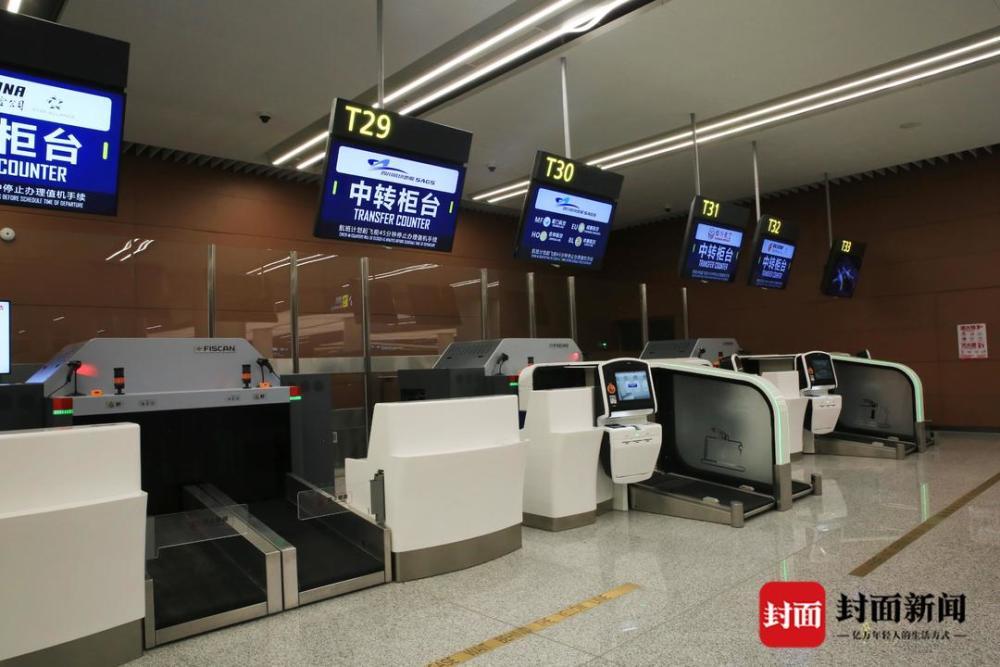 设备aoc运控中心操作台从玻璃幕墙看出去的场景登机指示牌空旷的跑道