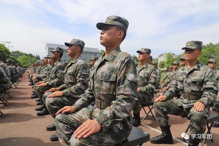 见证荣耀时刻陆军春季入伍新兵授衔宣誓