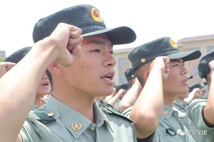 见证荣耀时刻陆军春季入伍新兵授衔宣誓