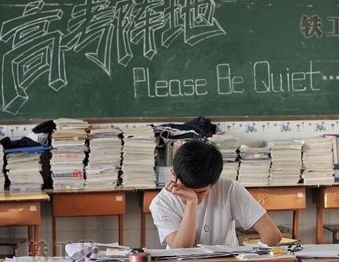 《毛坦厂的日与夜》,揭开高考神话的神秘面纱