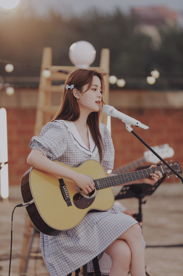 欧阳娜娜校园氛围感写真