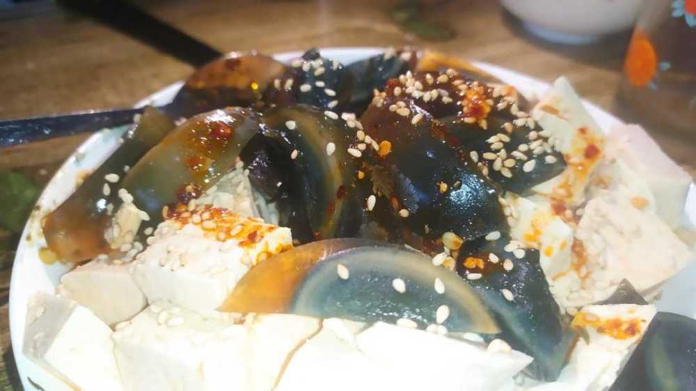 清凉解暑 解腻还好吃的松花蛋拌豆腐 香辣解腻非常不错 腾讯新闻