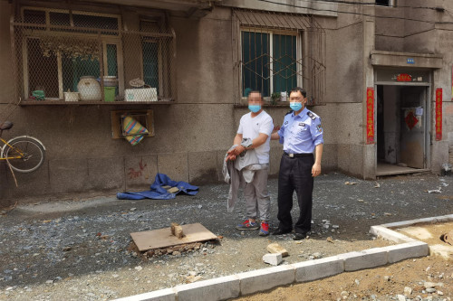 鞍山俩偷井盖贼还算有良心不忘用木板盖住井口