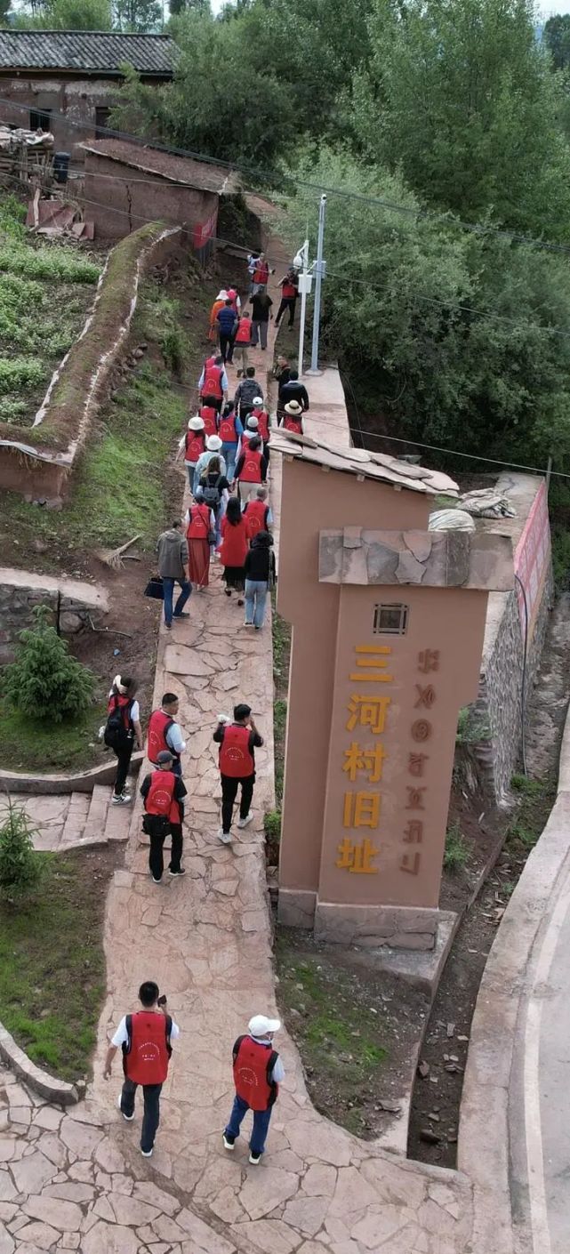 海外同心凉山三河村成脱贫楷模问渠哪得清如许为有源头活水来