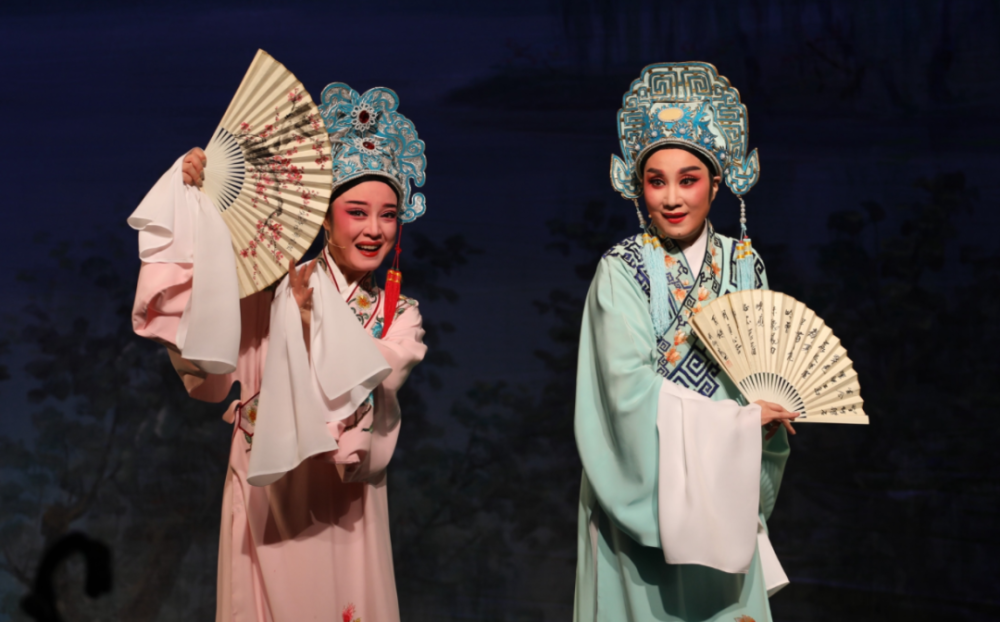 一将原唱书节目变成戏曲形式演出,如《赖婚记》,《珍珠塔》,《双金花