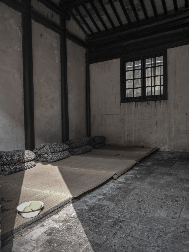 龙华监狱男囚室柔石和一个银匠出身,大革命时期的老党员柴颖堂同睡一