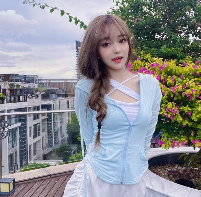 陈意礼人气下跌后,开始玩起自黑?晒素颜对比照,差距太大了