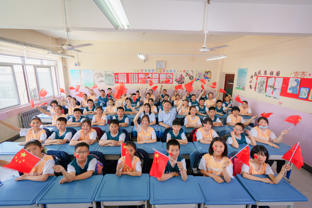 毕业季|小学毕业生拍摄温馨毕业照 献礼建党百年