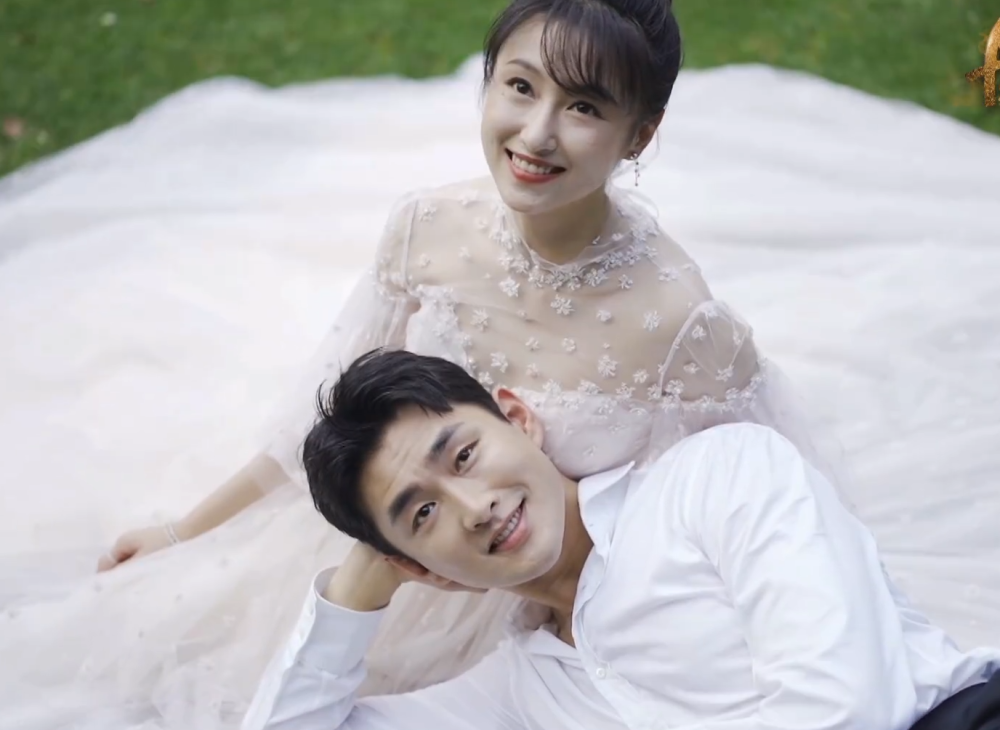 王彦霖艾佳妮回母校拍婚纱校园牵手漫步上演逆光吻夫妻相超足