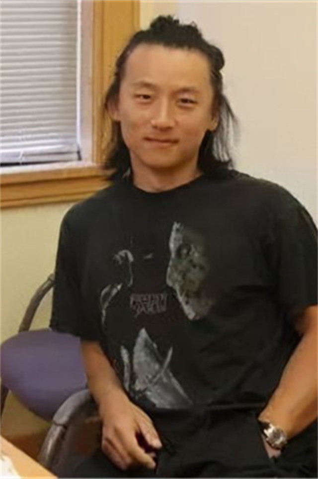 尹希接受采访每个人都有自己的选择,他们有权利决定自己的未来要走