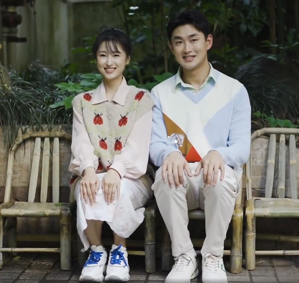 在拍摄这组室内婚纱照时,艾佳妮全程望着老公的星星眼不知道有多甜