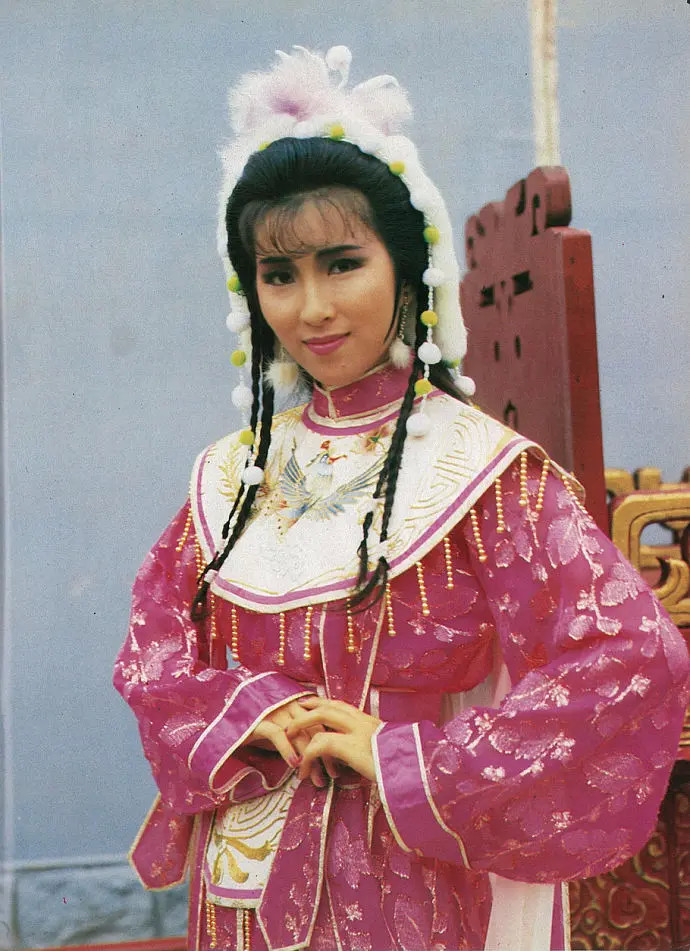 她是最美女娲娘娘,在tvb工作42年不温不火,63岁为儿子低调离巢