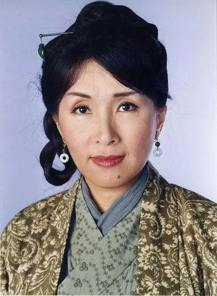 她是最美女娲娘娘,在tvb工作42年不温不火,63岁为儿子低调离巢_腾讯新