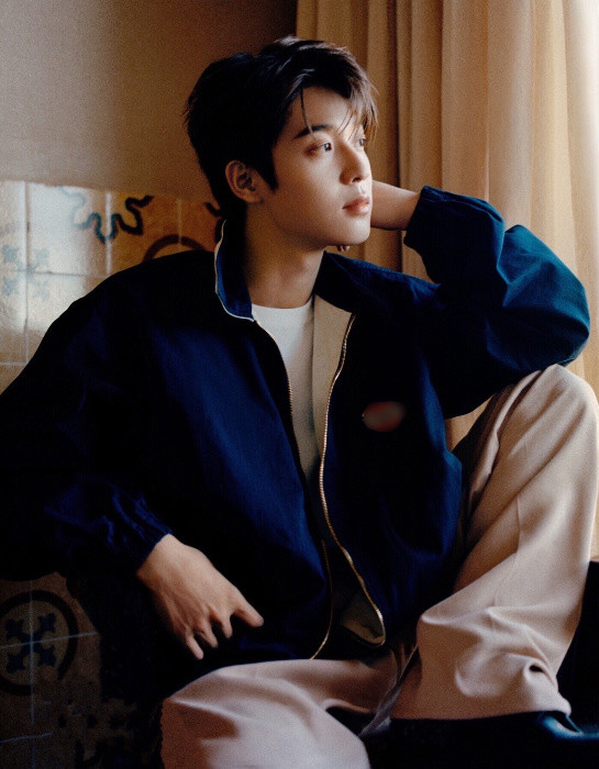 吴宇恒时尚新片释出滑轮少年悠然诠释午后慢时光