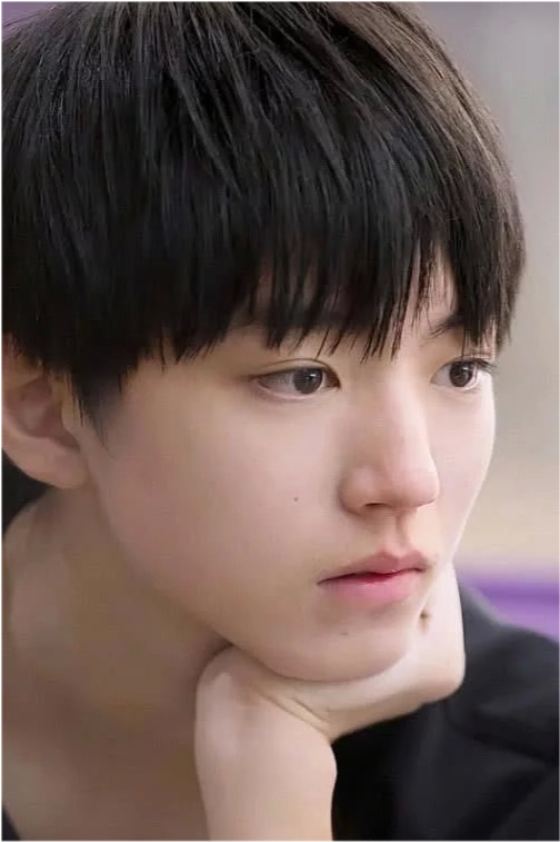 王俊凯是tfboys的队长,王俊凯主演的电视剧《天坑鹰猎》在播出之后