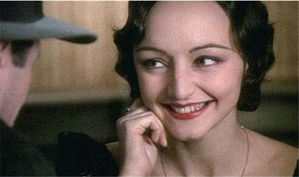 欧洲女子同时嫁两男 一个年轻帅气一个有钱有权 22年都没翻车