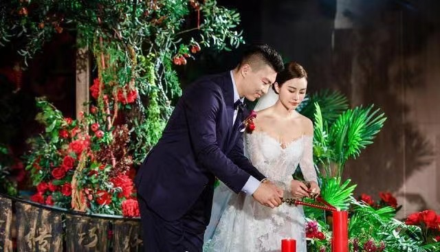 <b>中国男篮国手李根在近日再婚迎娶了小娇妻！</b>