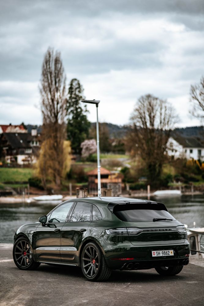 降低其越野期望值装上21英寸轮毂的深绿保时捷macan