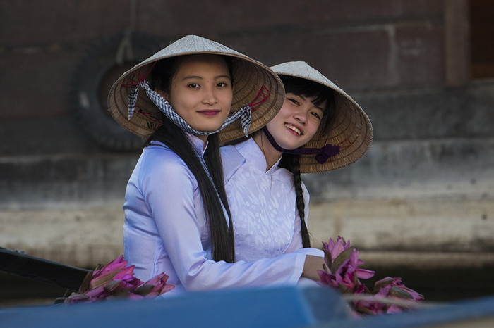 女孩穿越南国服奥黛好看,还是穿中国旗袍好看,欢迎讨论