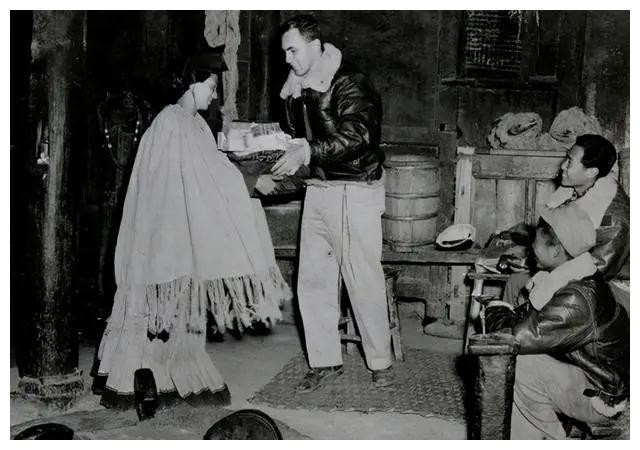 两名美军坠落彝族山寨,最开始被误认菩萨下凡,后因犯戒成了奴隶