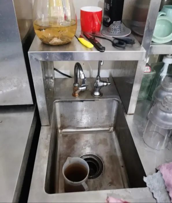 知名奶茶店后厨曝光这3家上了黑榜