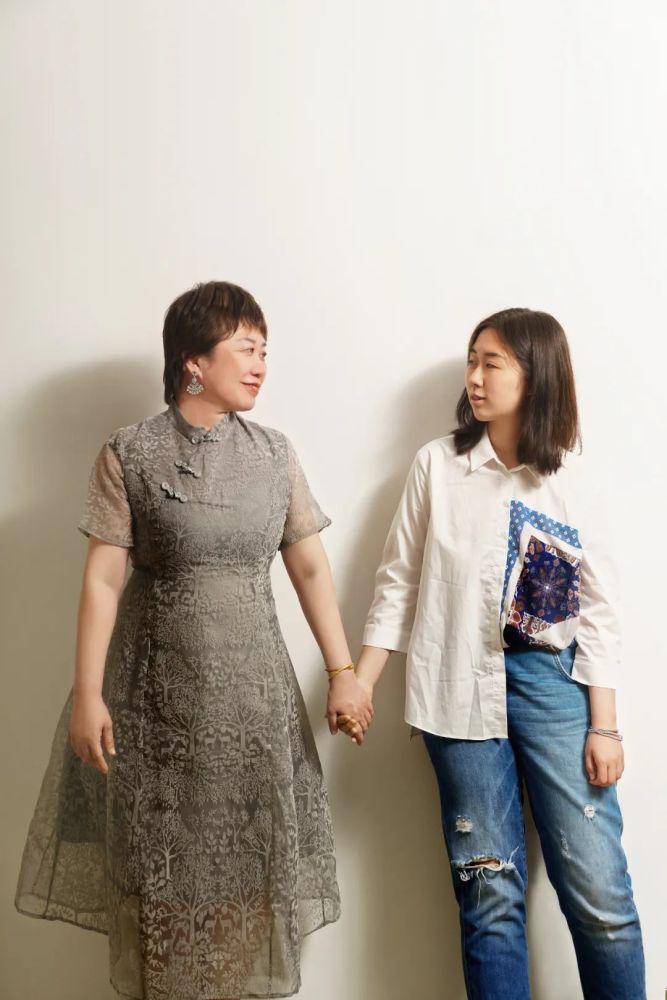 在和申怡的对话接近尾声的时候,诗瑶也加入了我们的话题之中.