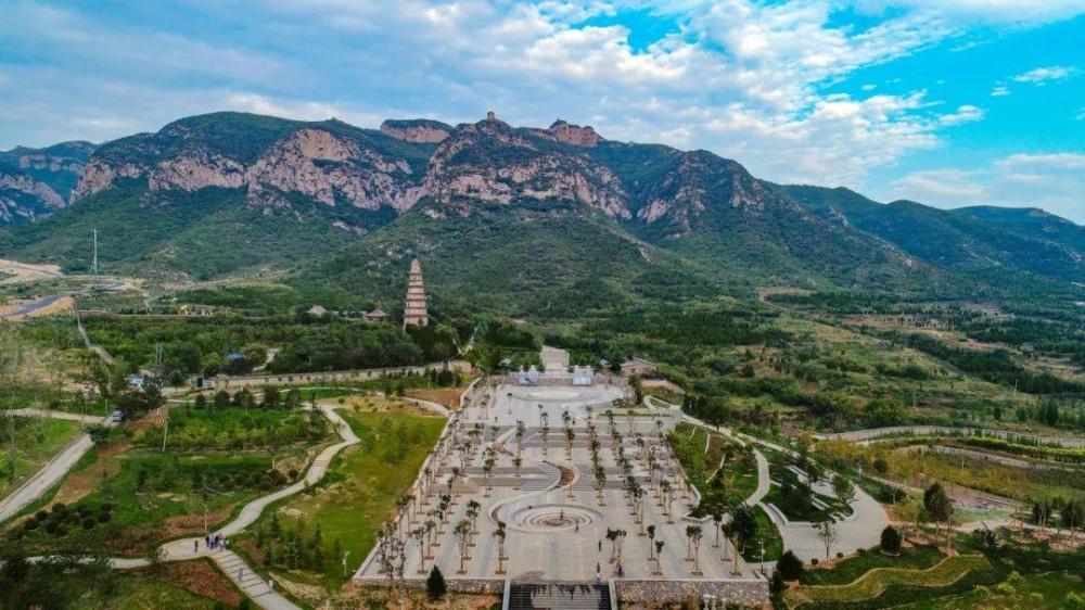 响堂山石窟:代表了北齐的佛教造像艺术,值得一看