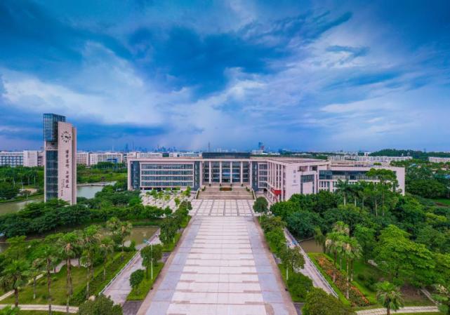 广州大学校园风景新增免试转专业机会,为优秀学子提供更多学习选择"
