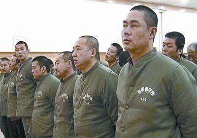 唐山最牛黑老大,开装甲车上街,枪支38支,保护伞仅是副处级