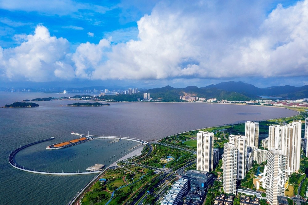 6月14日,珠海唐家湾海岸阳光明媚. 沙滩上的咸鱼 摄