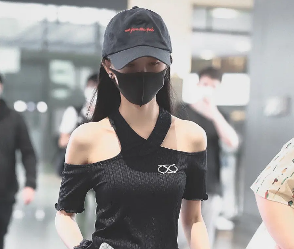 鞠婧祎肩头比逆袭,消除斜方肌时刻端肩,做合格"花瓶"她很努力