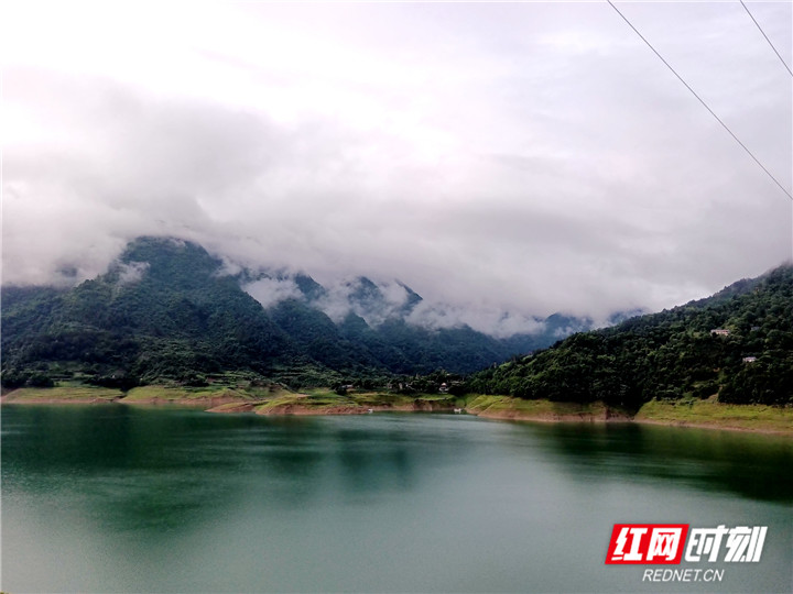 湖南慈利航拍江垭水库碧水青山风景如画