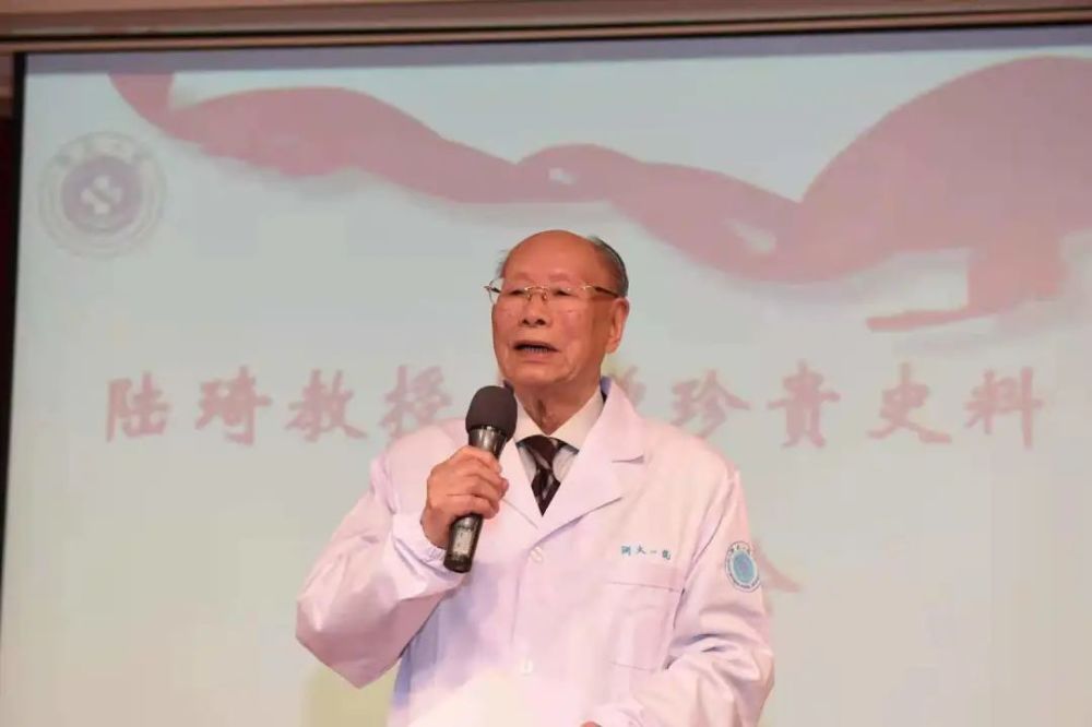 "2016年,陆琦将自己的多项荣誉证书,自己亲手创新设计的手术工具