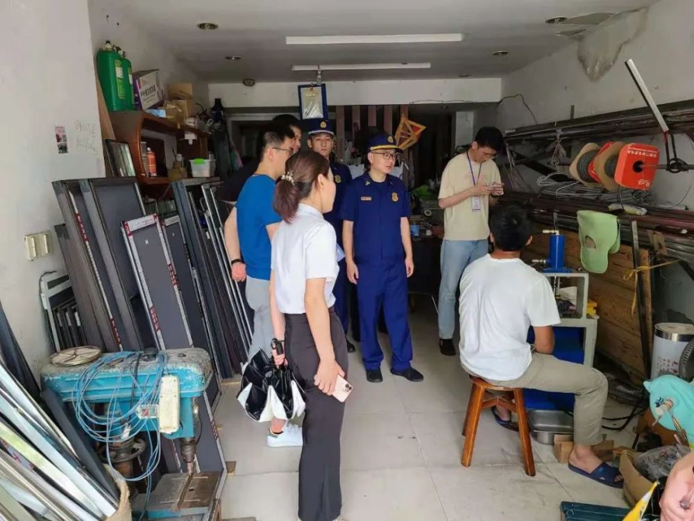 高新区大队开展沿街店铺三合一场所火灾隐患清查工作