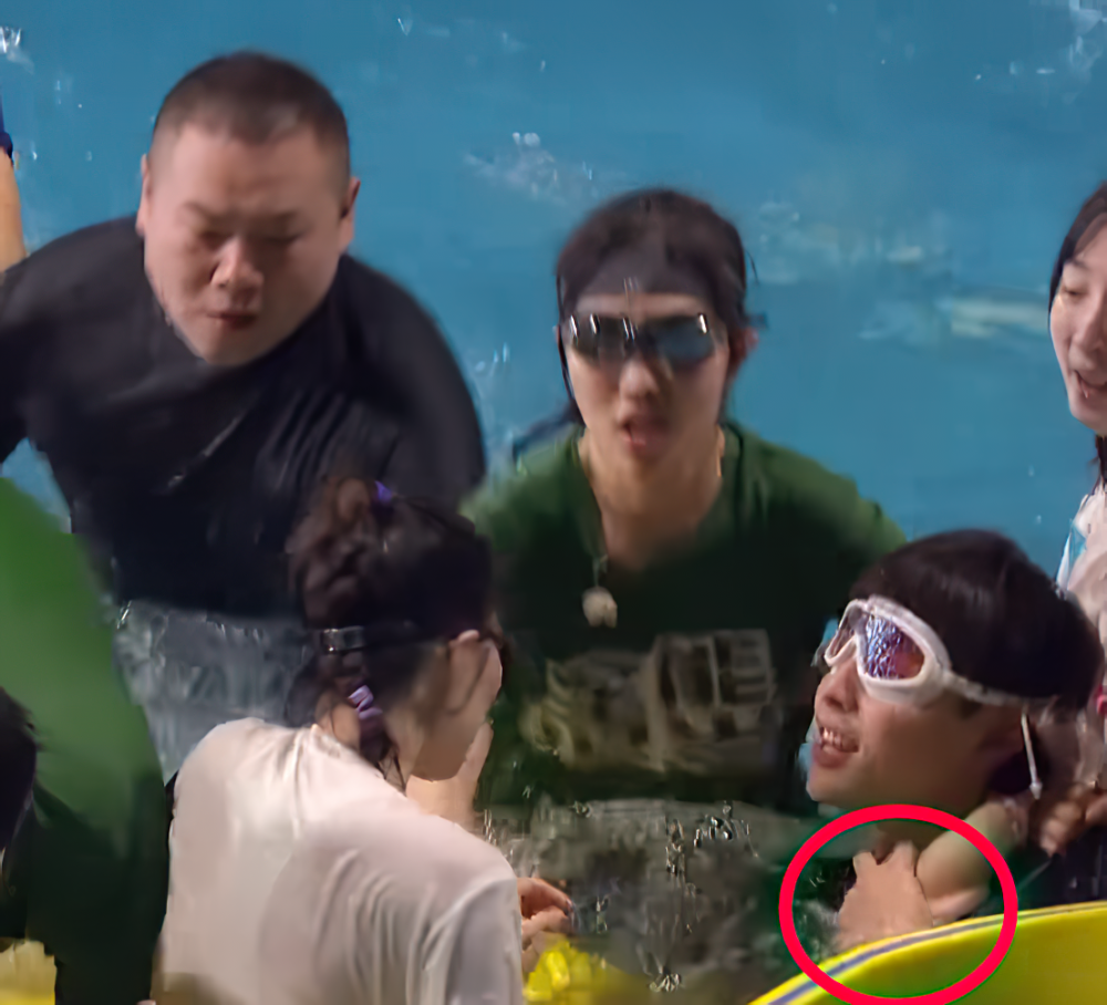 邓伦冲浪被女粉丝搂脖子他下意识的反应亮了暴露男明星的素质