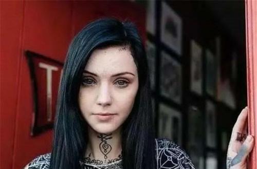 女子为了变成"精灵",竟然整容成瘾,削尖耳朵,切割舌头,染眼球