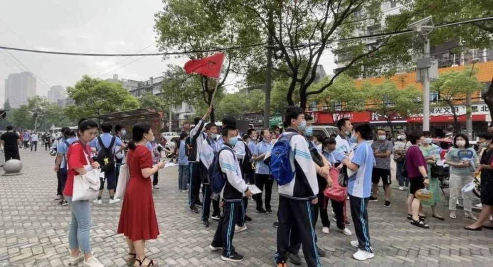 旗帜就是方向，武汉市一初慧泉中学教师，手持着班旗送考