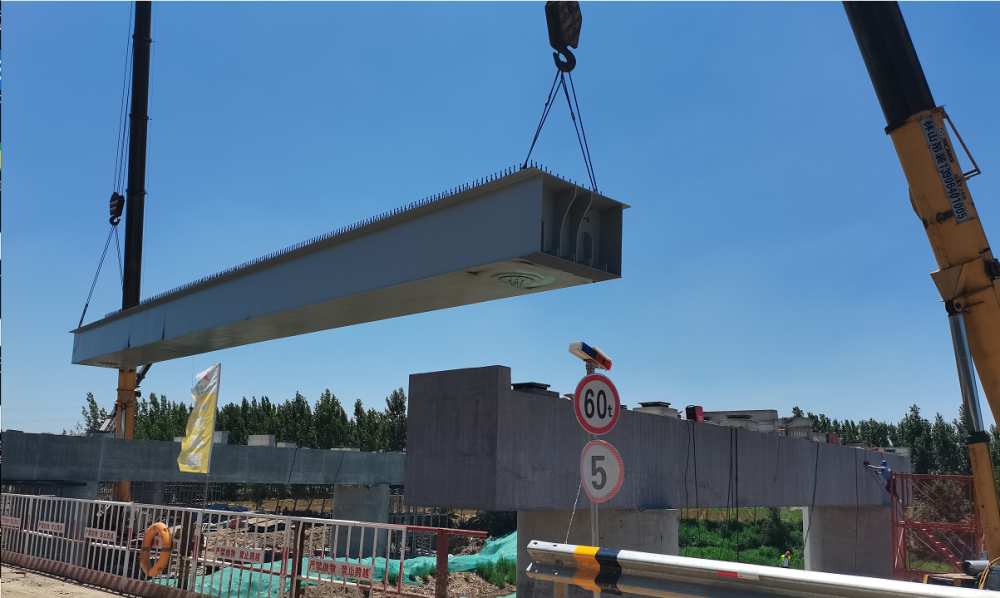 中交一公局海威公司沾临公路三标段项目首片钢混组合梁吊运安装完成