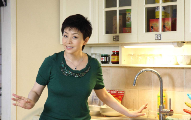 国民妈妈宋丹丹质问张翰一句话扯下明星遮羞布她凭什么