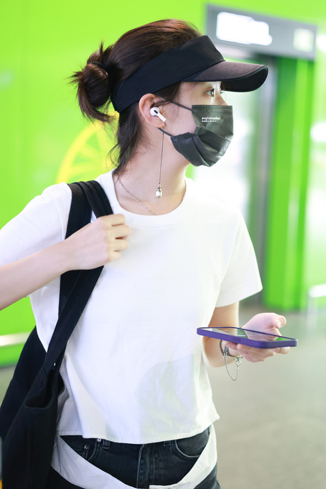 李庚希穿撕裂感白t个性彰显扎地丸子头戴遮阳帽利落元气