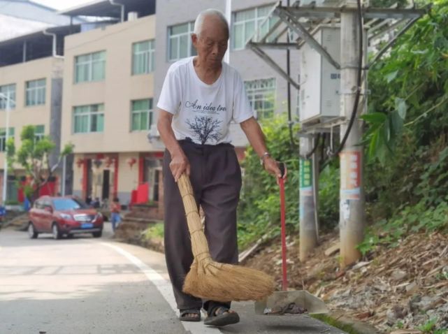 感动！福州这位黄爷爷，谢谢您！【区县头条】_腾讯新闻