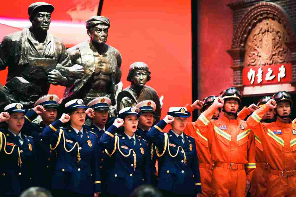 《虹口消防的百年百人百事》首发