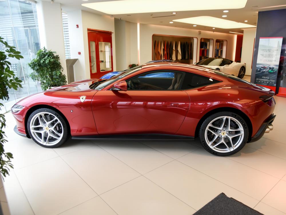 性能惊人 小哥带你一起看法拉利roma-车讯网