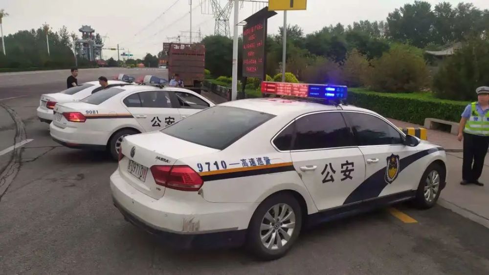 大巴车抛锚乘客滞留 警车及时救助乘客