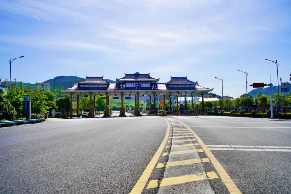 6月16日,杭瑞高速铜仁西互通正式开通运营第一次来到一座城市高速路口