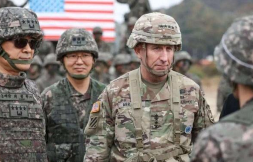 美军在韩国又犯事 韩国人愤怒了 逼着 美军 公开下跪 全网搜