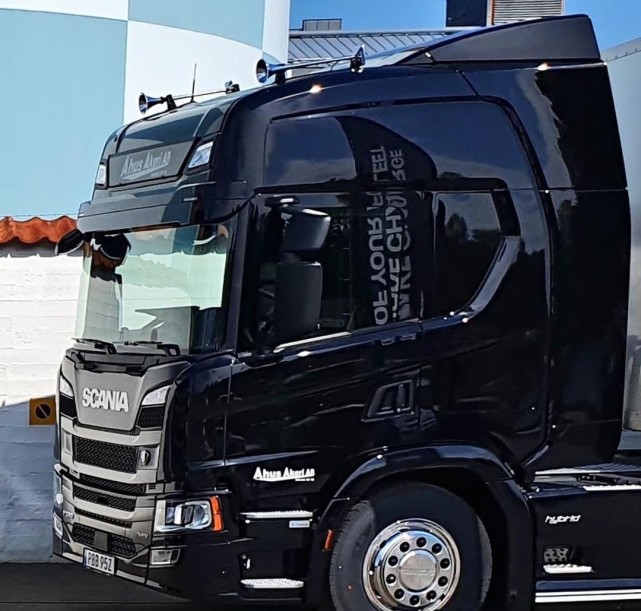 斯堪尼亚交付三台混动卡车每天运输60万瓶伏特加