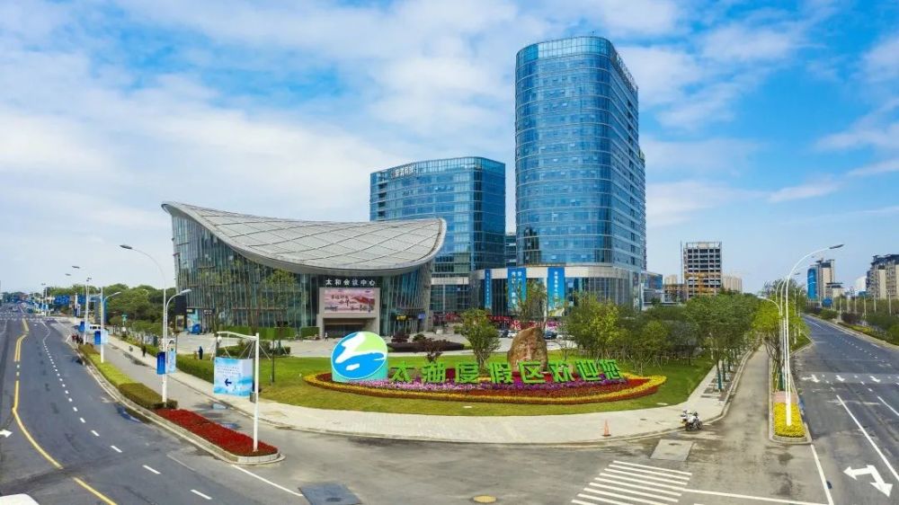 在太湖香山站口的太和广场,肯德基,星巴克,幸福蓝海影院等一批品牌