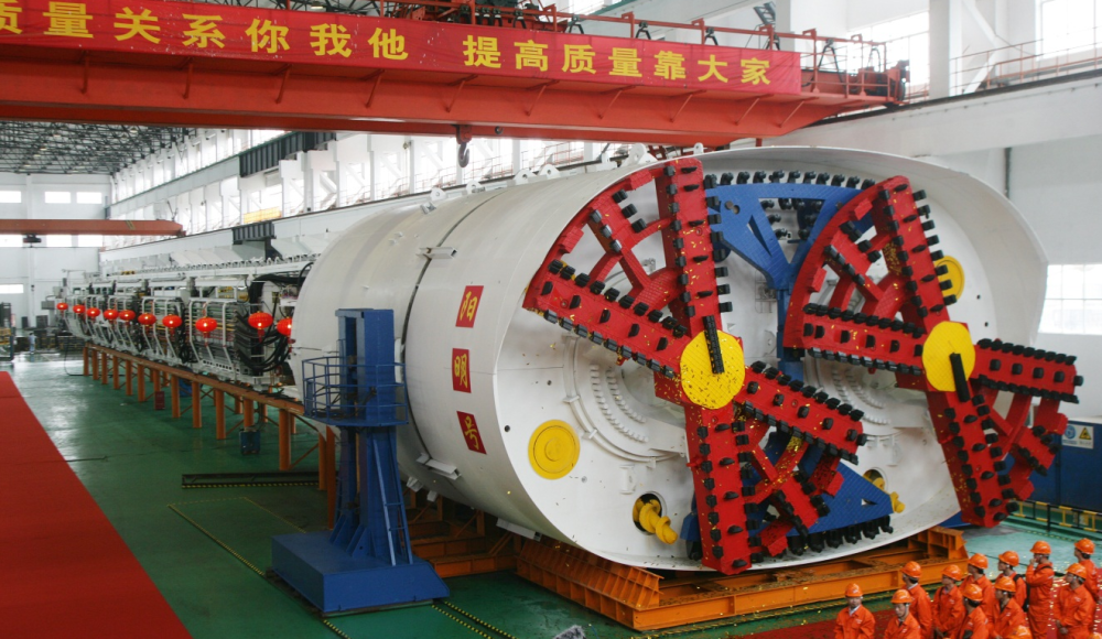 不难发现,盾构机主要是呈圆柱形,有前盾,中盾,尾盾三个部分.